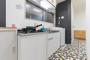 Refrigerador, microondas, placa de cocina, tetera/pava eléctrica