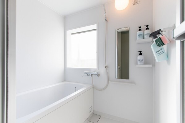 Appartement (Privately Reserved, 2nd Floor) | Badkamer | Een aparte badkuip en douche, gratis toiletartikelen, een haardroger