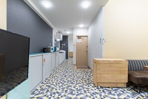 Appartement (Privately Reserved, 2nd Floor) | 2 slaapkamers, een bureau, een strijkplank/strijkijzer, gratis wifi