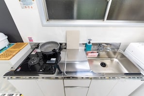 Lägenhet (Privately Reserved, 2nd Floor) | Eget pentry | Kylskåp, mikrovågsugn, spishäll och vattenkokare