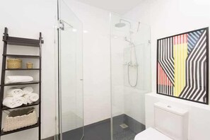 Secadora de cabello, toallas, papel de baño 