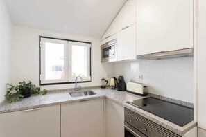 Kühlschrank, Mikrowelle, Ofen, Herdplatte