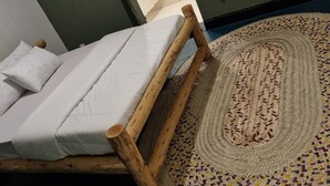 غرفة مزدوجة مريحة | خزنة داخل الغرفة وواي فاي مجانًا وبديكورات فريدة لكل غرفة