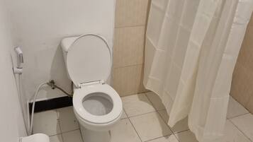 Designer-Toilettenartikel, Bademäntel, Hausschuhe, Bidet