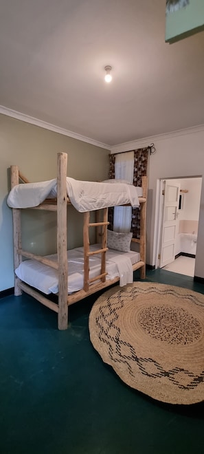 Comfort Shared Dormitory | In-room safe, individually decorated, individually furnished, free WiFi - Kizumba House (Arusha)