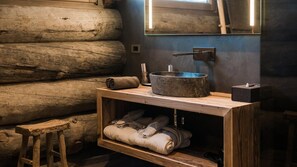 Superior-Doppel- oder -Zweibettzimmer | Waschbecken im Bad
