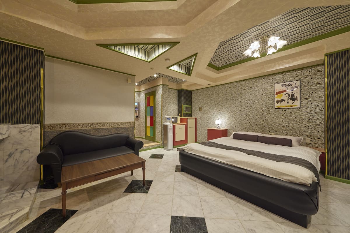 Queen Bedroom - C