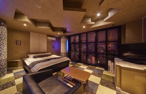 Queen Bedroom - C | Soundproofing, free WiFi