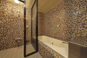 Habitación (B) | Baño | Bañera y ducha independientes y artículos de higiene personal gratuitos