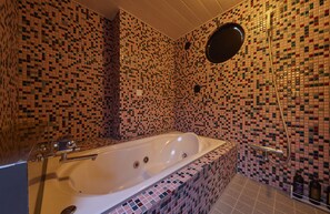Habitación (C) | Baño | Bañera y ducha independientes y artículos de higiene personal gratuitos