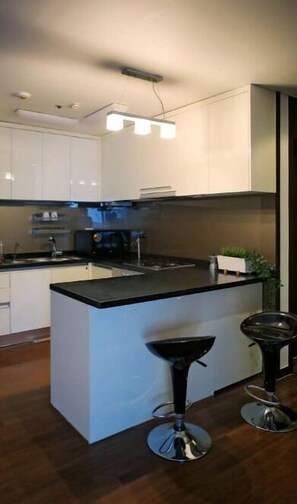 Fridge, microwave, cookware/dishes/utensils, spices - ⛄EXCLUSIVE COEX Mall- 30 sec 2BATH HOUSE, Gangnam-gu (Seoul)