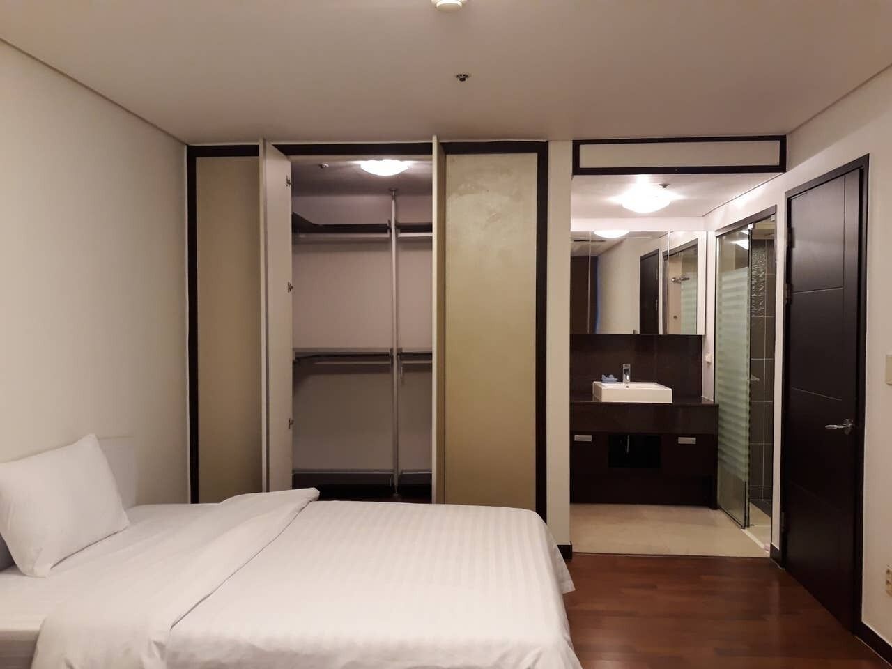 2 bedrooms, iron/ironing board, WiFi