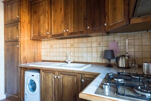 Kühlschrank, Wasserkocher mit Kaffee-/Teezubehör, Wasserkocher, Toaster