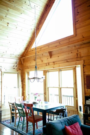 Un interior de madera con una mesa de comedor, sillas y un sofá.