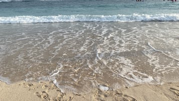 Kursi berjemur dan handuk pantai