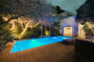 Una piscina al aire libre