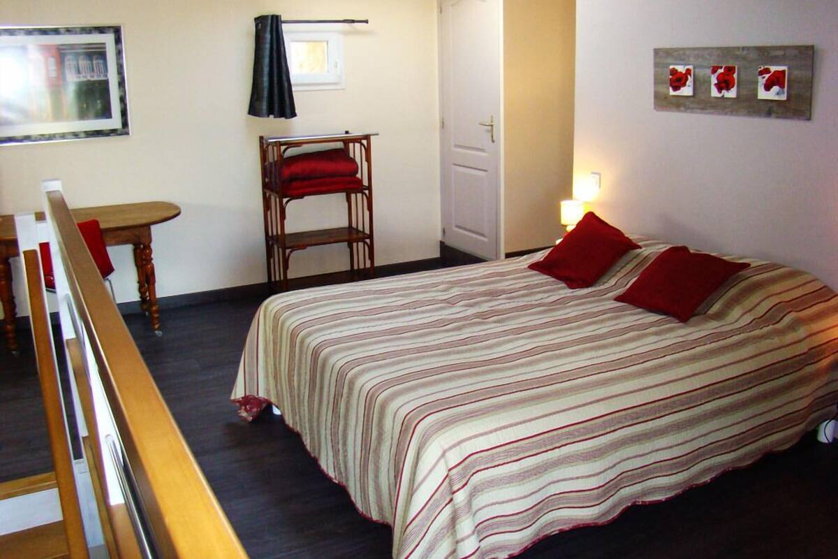 Double Room (Beige) | Free WiFi, individually decorated, individually furnished, bed sheets