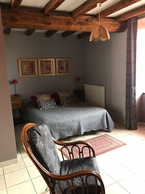 Chambre familiale, rez-de-chaussée (Bordeau) | Décor unique, ameublement unique, accès au Wi-Fi (inclus)