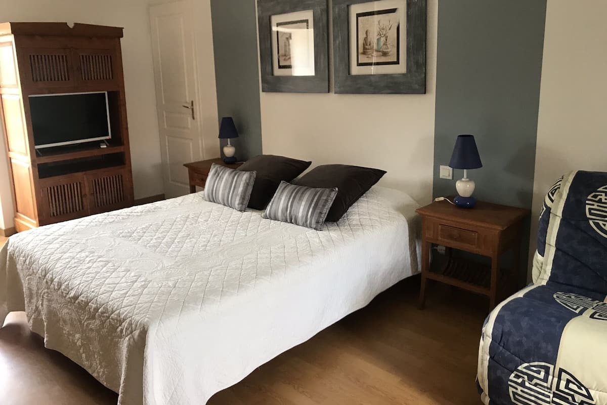 Double Room (Bleu) | Free WiFi, individually decorated, individually furnished, bed sheets