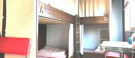 Vierpersoonskamer, bad (Q) | 1 slaapkamer, een bureau, gratis wifi