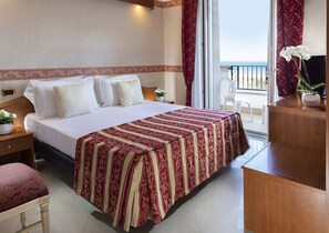 Habitación doble superior | Ropa de cama hipoalergénica, minibar, caja fuerte y escritorio