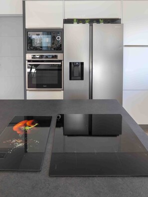 Refrigerador, microondas, horno y parrilla de estufa 