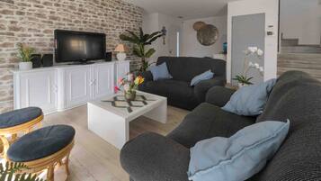 Televisión, futbolito, tenis de mesa y libros