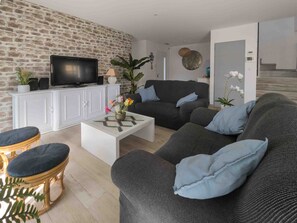 Televisión, futbolito, tenis de mesa y libros