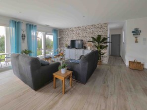 Televisión, futbolito, tenis de mesa y libros 