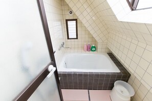 ルーム (301) | バスルーム | 個別の浴槽とシャワー、バスアメニティ (無料)、ヘアドライヤー、スリッパ