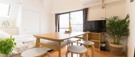 Room (301) | In-room dining