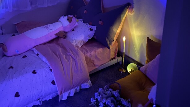 A bedroom with a bed, pillows, a nightstand, and a lamp. - Fanhua (Seoul)