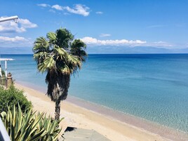 Beach nearby, free beach shuttle, sun loungers, beach umbrellas