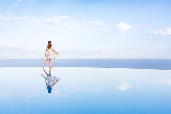 Piscine extérieure (ouverte en saison), parasols de plage