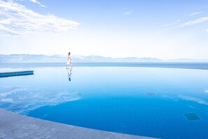 Seasonal outdoor pool, open 10:00 AM to 7:00 PM, pool umbrellas - White Donkey Hotel (Messini)