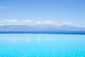 Seasonal outdoor pool, open 10:00 AM to 7:00 PM, pool umbrellas - White Donkey Hotel (Messini)