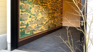 A hallway with a large mural depicting a traditional village scene. - Hotel Zipangu Murasakino (Kyoto)