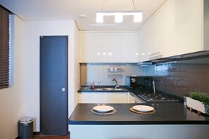 Kylskåp, mikrovågsugn, grytor/köksredskap och kryddor