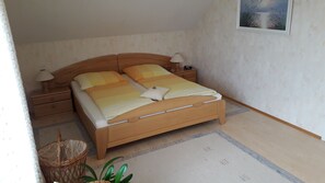 1 habitación, tabla de planchar con plancha y ropa de cama