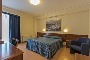 Schreibtisch, Verdunkelungsvorhänge, schallisolierte Zimmer