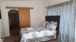 Suite (N°7) | Free WiFi, bed sheets - C - Land Guest House (Meyerton)