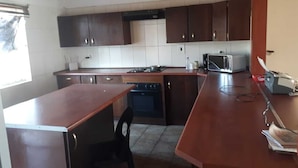 Fridge, microwave - C - Land Guest House (Meyerton)