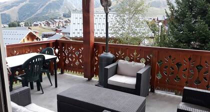 Spacious 3-Bedroom Duplex for 9 with Mountain Views, Near Ski Lift and Private Parking