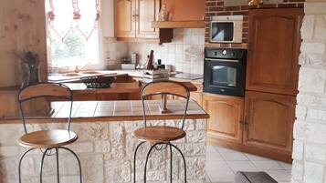 Fridge, oven, dishwasher, coffee/tea maker