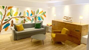 JOY Private Room for 8 People | Woonkamer | Een 40-inch smart-tv met digitale zenders, een televisie en Netflix