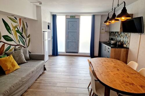 IVY Private Room for 6 People | Area soggiorno | Smart TV 40 pollici con canali digitali, TV, Netflix
