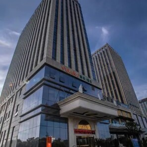 Un edificio moderno con una entrada destacada y un letrero que dice 