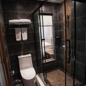 Classic-dobbeltværelse - ikke-ryger | Badeværelse | Bruser, gratis toiletartikler, hårtørrer, hjemmesko