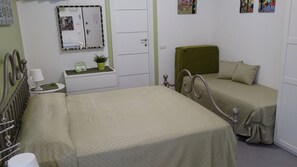 1 bedroom, iron/ironing board, travel cot, free WiFi