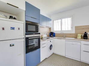 Køleskab, mikrobølgeovn, ovn, kogeplade